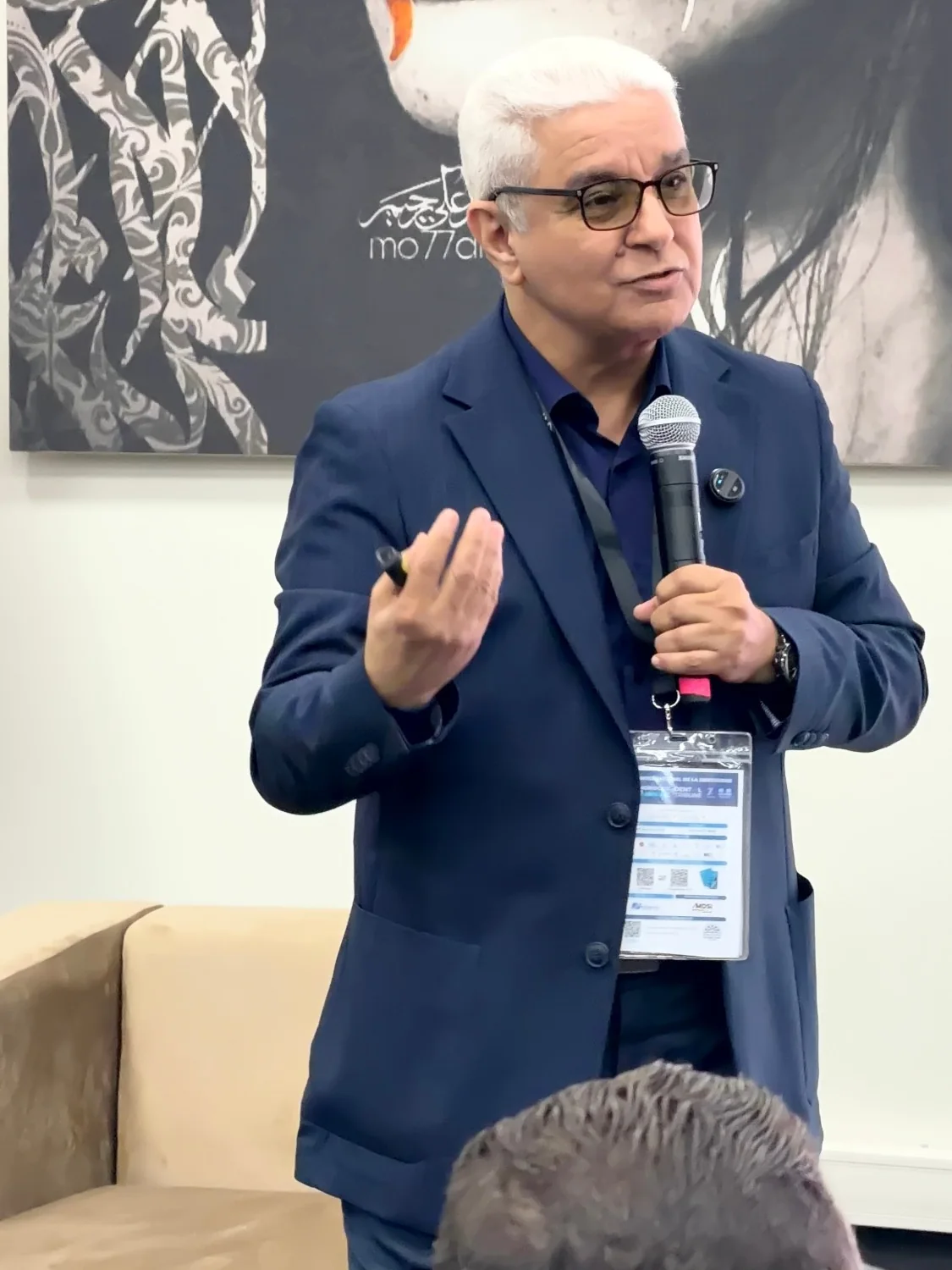Mustapha Doukha en intervention, micro en main